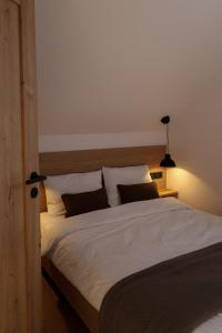 Postel nebo postele na pokoji v ubytování Leśne Chatki - Apartamenty Świerk i Sosna