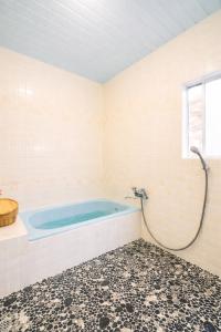 Bilik mandi di 囲炉裏のある築100年の一棟貸し古民家で昔の暮らし体験