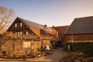een groot houten gebouw met een huis bij Weberhof - Münster 5 in Münster