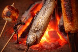 Gambar di galeri bagi 囲炉裏のある築100年の一棟貸し古民家で昔の暮らし体験 di Itoshima +2 gambar