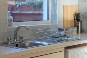 Køkken eller tekøkken på Your Twickenham Nest near the Stadium + 35 billeder