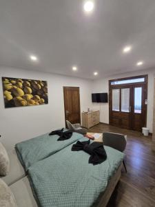 En eller flere senge i et værelse på CitrusLiget Vendégház + 27 billeder