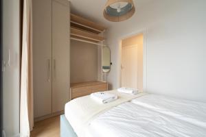 En eller flere senge i et værelse på Laguna Beskidów Resort - Apartament Pudrowy