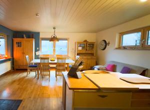 eine Küche und ein Wohnzimmer mit Sofa und Tisch in der Unterkunft Wie im Himmel in Hatzfeld