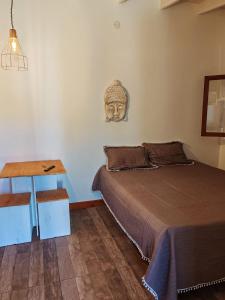 una camera da letto con un letto e una maschera sul muro di Camote Casa de Mar Tinys House a La Estafeta Altre 14 foto