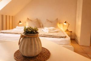 een slaapkamer met een bed en een vaas op een tafel bij Weberhof - Münster 5 in Münster +55 foto's