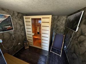 een kamer met een hal met een deur en een stoel bij U Váhy Jáchymov in Jáchymov +26 foto's