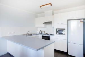 Køkken eller tekøkken på Perfectly Positioned Across From Mollymook Beach + 12 billeder