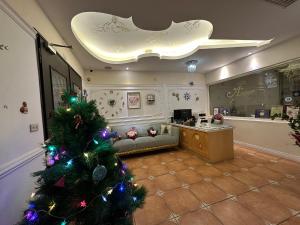 ein Weihnachtsbaum in einem Raum mit einem Laden in der Unterkunft 七星天使-七星潭電梯民宿 in Dahan + 88 Fotos