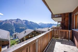 een balkon met uitzicht op de bergen bij Ambiente B12 in Bettmeralp
