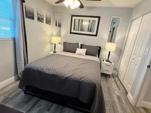 Postel nebo postele na pokoji v ubytování King bed, Park Free, Golf, FLL