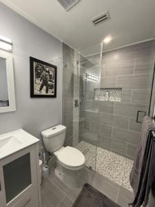 Koupelna v ubytování King bed, Park Free, Golf, FLL