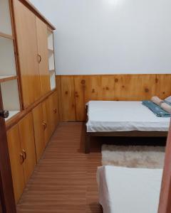 een kleine kamer met 2 bedden en houten wanden bij Ag-agongan Lodge in Baguio