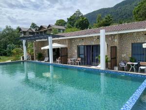 Swimmingpoolen hos eller tæt på Sunrise hill resort