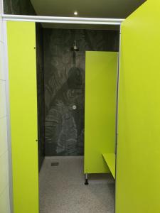 a green door in a room with a wall at De Schamelwagen in Bant