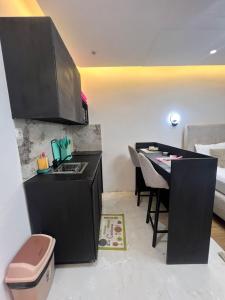 eine Küche mit einem Schreibtisch und einem Tisch mit einem Stuhl in der Unterkunft 113 k-chimi in Pointe-Noire
