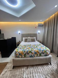 ein Schlafzimmer mit einem großen Bett mit einer bunten Decke in der Unterkunft 113 k-chimi in Pointe-Noire
