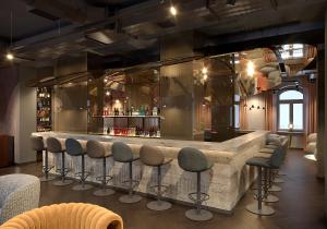 een bar met een stel krukken in een kamer bij The Cloud One Frankfurt - Metropolitan in Frankfurt am Main