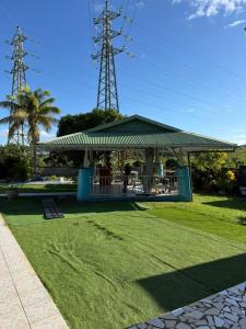 En have udenfor T3 cosy haut de villa Bassin balnéo sur terrasse jardin & fêtes possibles