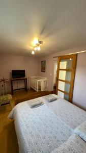 een slaapkamer met een bed met twee handdoeken erop bij Maisonnette deux couchages in Chantenay-Saint-Imbert