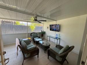 TV a/nebo společenská místnost v ubytování King bed, Park Free, Golf, FLL