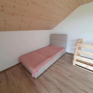 Giường trong phòng chung tại Spokojna Dolina