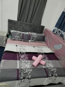 En eller flere senge i et værelse på Rezquna Homestay