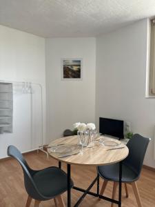 ein Esszimmer mit Tisch und Stühlen in der Unterkunft Spacieux studio rénové en centre ville - Apt7 in Givet