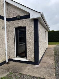 un bâtiment avec une porte noire sur le côté dans l'établissement River Court,  2 autres photos