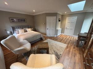 une chambre avec un lit, deux chaises et une table dans l'établissement River Court, 