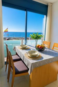 einen Esstisch mit Meerblick in der Unterkunft Apartamentos Varadero sea view in La Cala del Moral