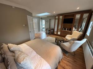 une chambre avec un lit et un salon dans l'établissement River Court, 