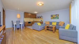 een woonkamer met een bank en een tafel bij Rozewie, Sun & Snow in Jastrzębia Góra