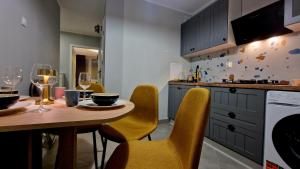 Køkken eller tekøkken på Apartament Granatowy Chill