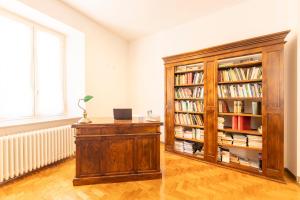 Knihovna v apartmánu