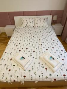 En eller flere senge i et værelse på Apartament Wysoka Brama