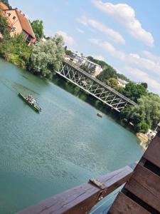 Výhled na řeku, která protéká v blízkosti vily