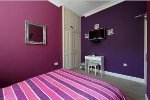 TV a/nebo společenská místnost v ubytování Edinburgh Central Drumdryan ApartHotel