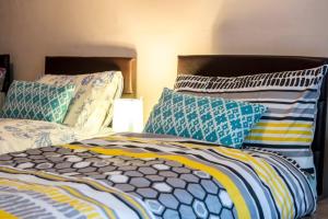 Postel nebo postele na pokoji v ubytování Edinburgh Central Drumdryan ApartHotel