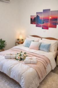 Giường trong phòng chung tại Carlitas Beach Apartment