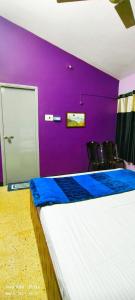 En eller flere senge i et værelse på Yercaud SMR Homestay