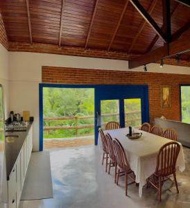 een keuken en eetkamer met een tafel en stoelen bij Sitio Dona Bela - Rio da Prata in Joinville