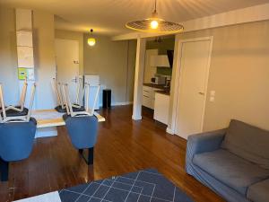 a living room with a couch and a kitchen at Le Cocon Authentique in Mont-de-Marsan +2 photos