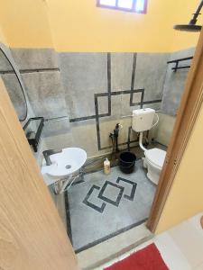 een badkamer met toilet en wastafel bij Irama Resort Amir YJS , Pantai Irama Bachok in Bachok +42 foto's