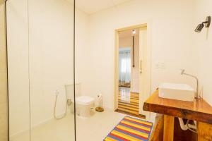 een badkamer met een glazen douche en een wastafel bij Sitio Dona Bela - Rio da Prata in Joinville +63 foto's