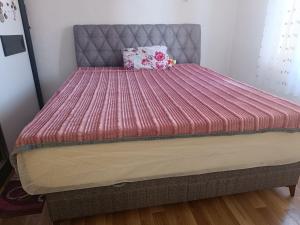 En eller flere senge i et værelse på DIMI Aparmants + 3 billeder