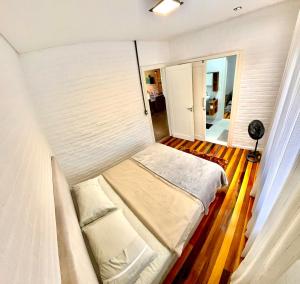 een kleine kamer met twee bedden en een raam bij Sitio Dona Bela - Rio da Prata in Joinville