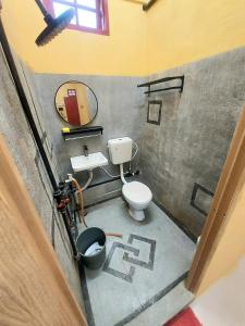 een badkamer met toilet en wastafel bij Irama Resort Amir YJS , Pantai Irama Bachok in Bachok