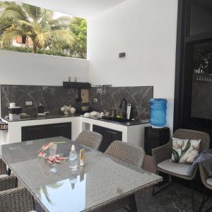 - une cuisine avec une table, des chaises et un comptoir dans l'établissement NEW! Naa rak pool villa, à Krabi