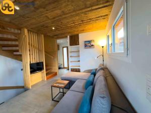 TV a/nebo společenská místnost v ubytování Katver 72, joli appartement avec balcon, proche du centre du village